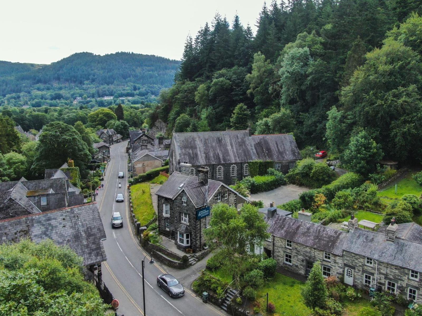Хостел Base Camp Snowdonia, Gwersyll Cyntaf Eryri Бетс-и-Койд Экстерьер фото
