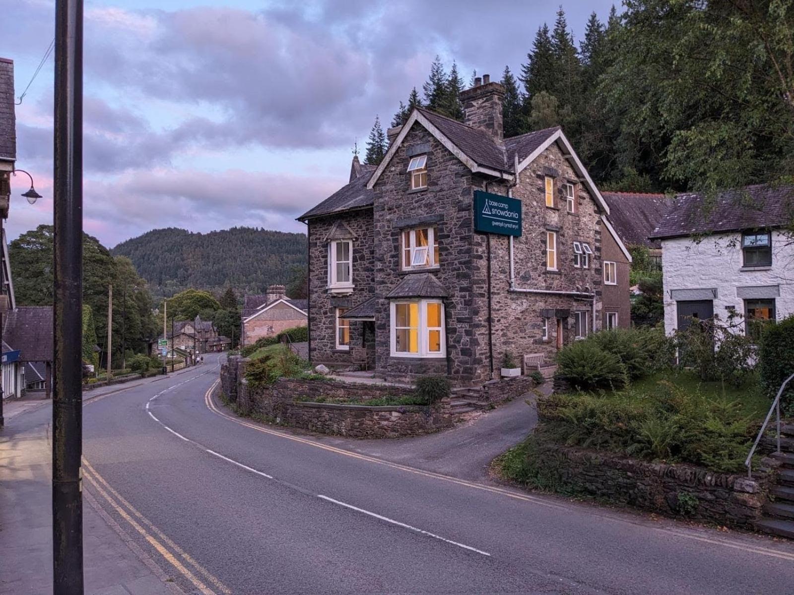 Хостел Base Camp Snowdonia, Gwersyll Cyntaf Eryri Бетс-и-Койд Экстерьер фото