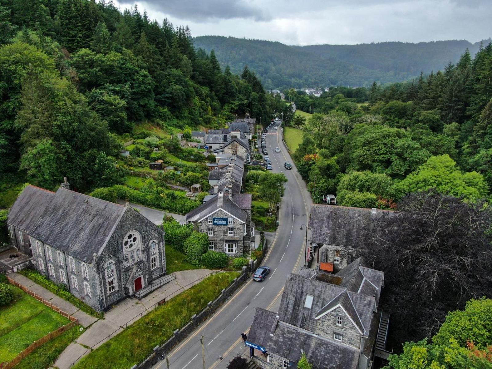 Хостел Base Camp Snowdonia, Gwersyll Cyntaf Eryri Бетс-и-Койд Экстерьер фото
